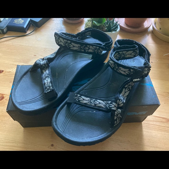 Teva Shoes - Teva Hurricane Sandals- Women Size 9